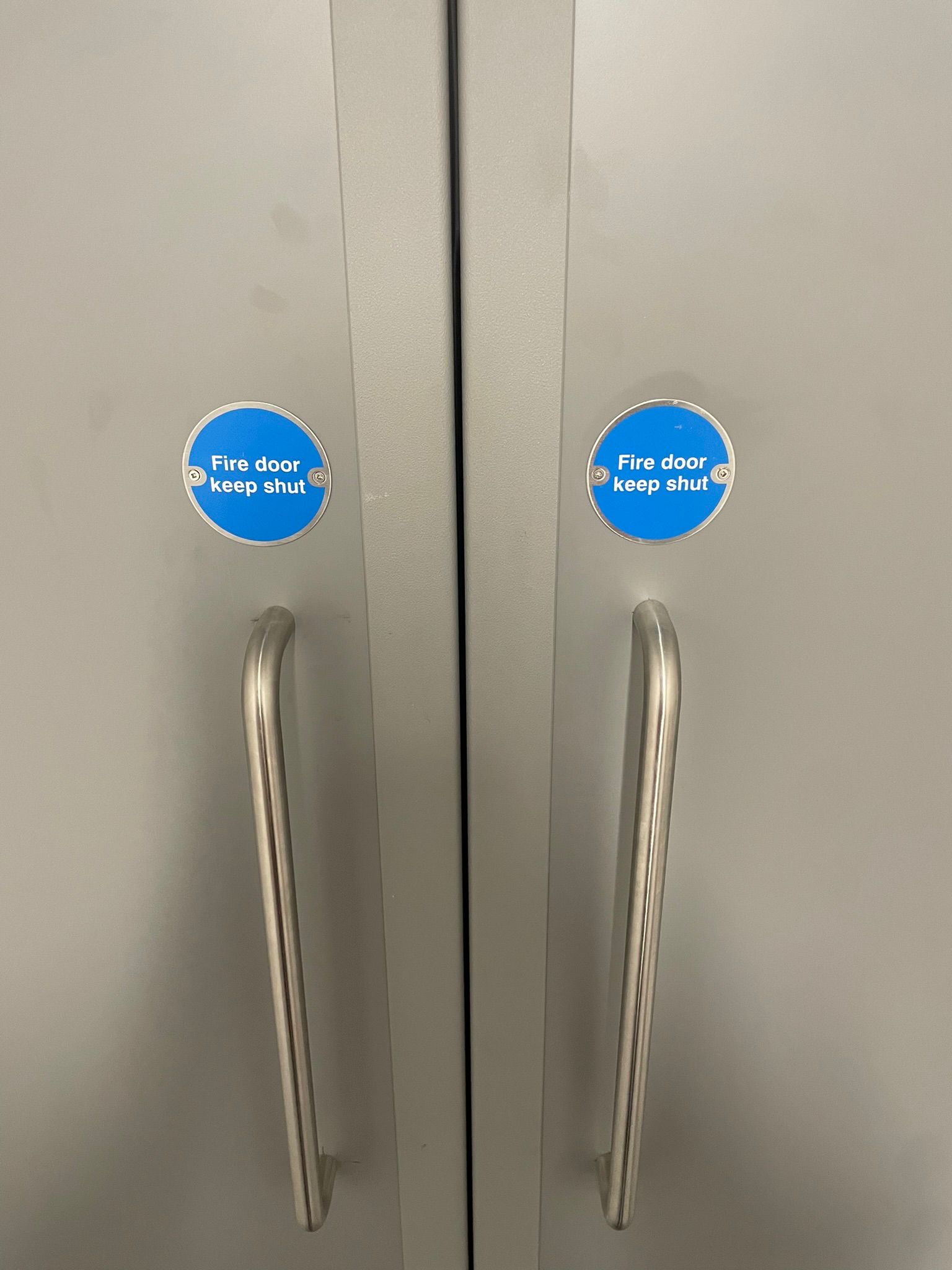 Fire door keep shut signage